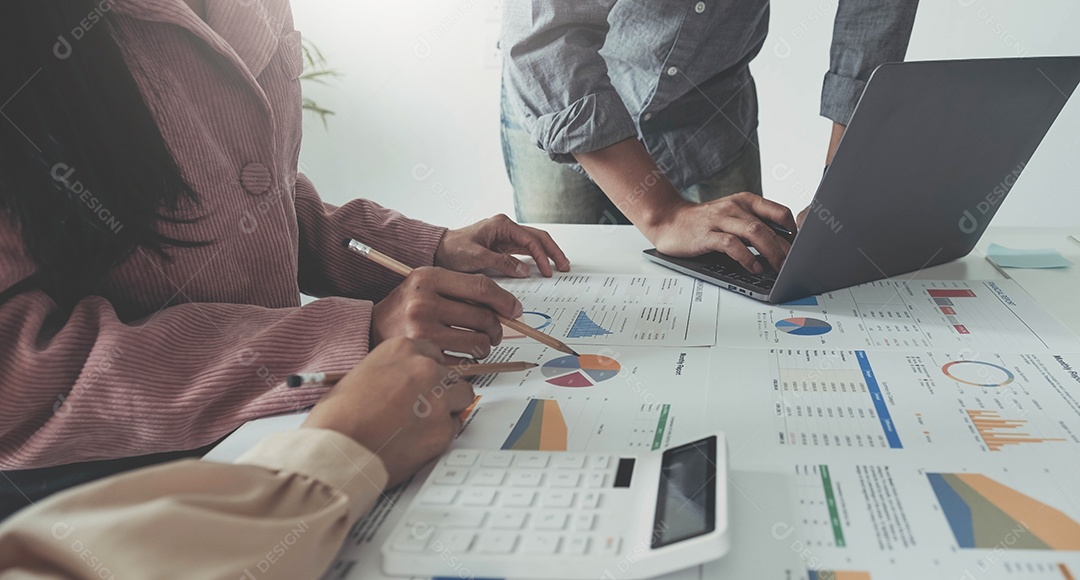Reunião de pessoas de negócios usando laptop, calculadora, notebook