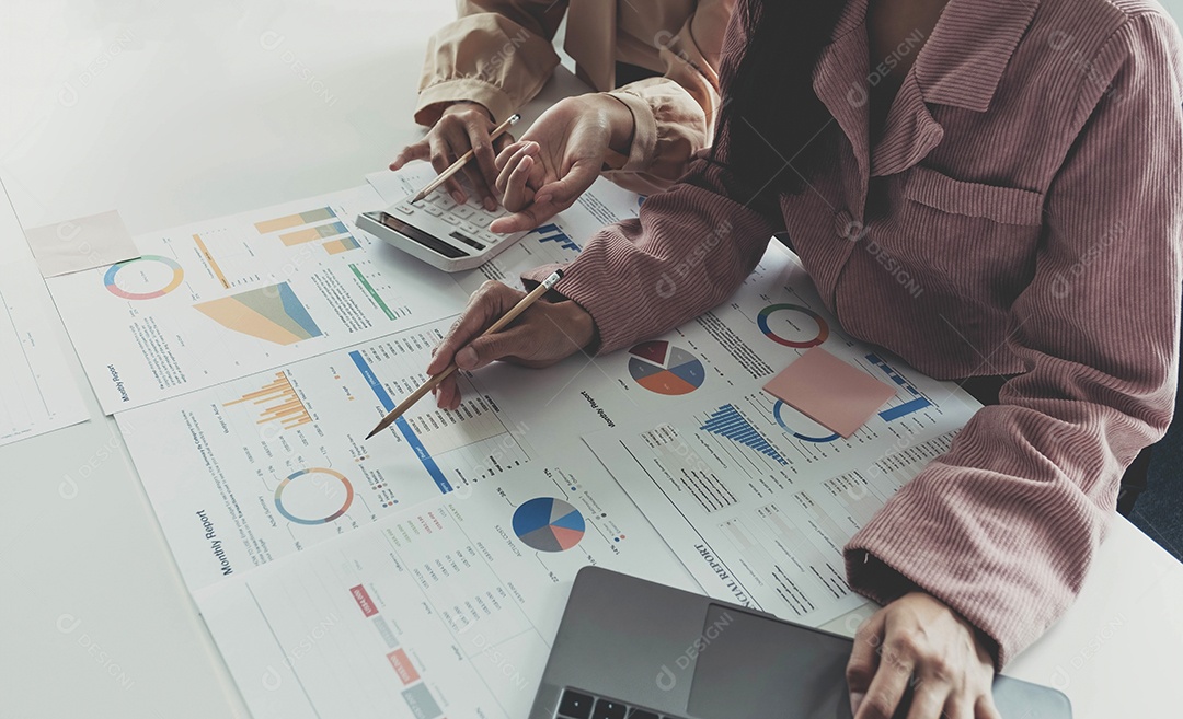 Equipe de negócios analisando tabelas e gráficos de renda