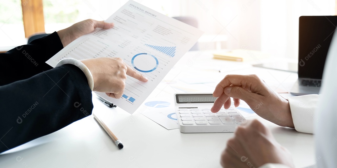 Conceito de contabilidade de mulher de negócios de trabalho em equipe financeiro no escritório