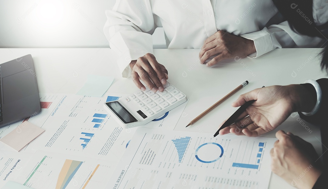 Dois executivos discutindo estatísticas financeiras de sucesso do projeto de crescimento da empresa