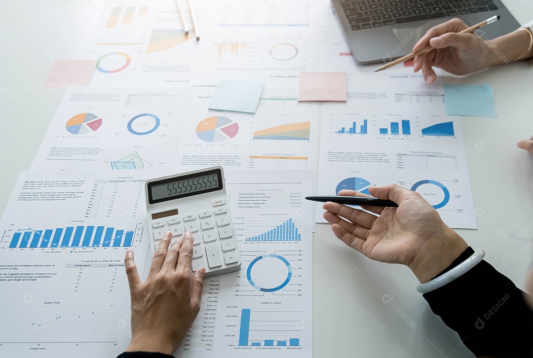 Conceito de contabilidade, mulher de negócios de trabalho em equipe financeiro no escritório