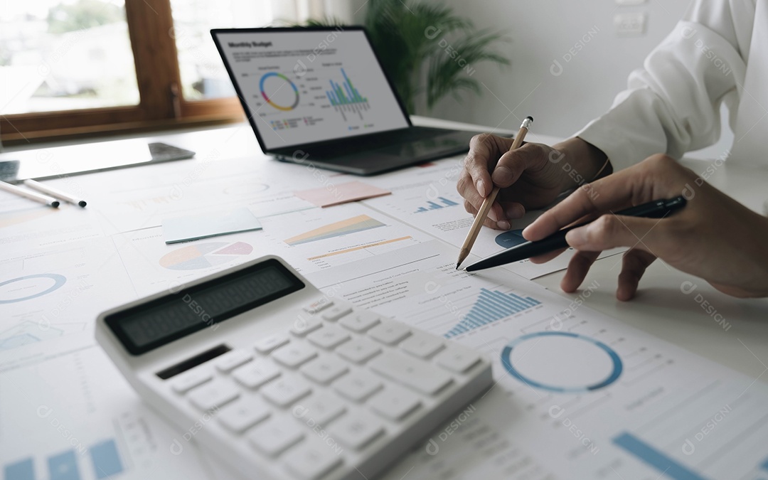 Equipe de empresários está se reunindo para analisar dados para plano de marketing