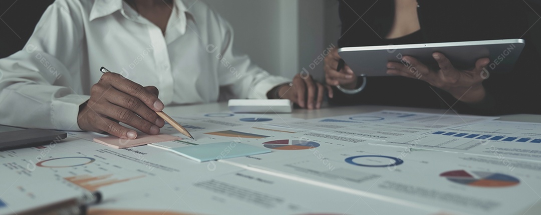 Reunião de consultoria de negócios trabalhando e debatendo novos negócios