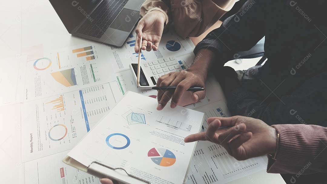 Reunião de pessoas de negócios usando laptop, calculadora, notebook