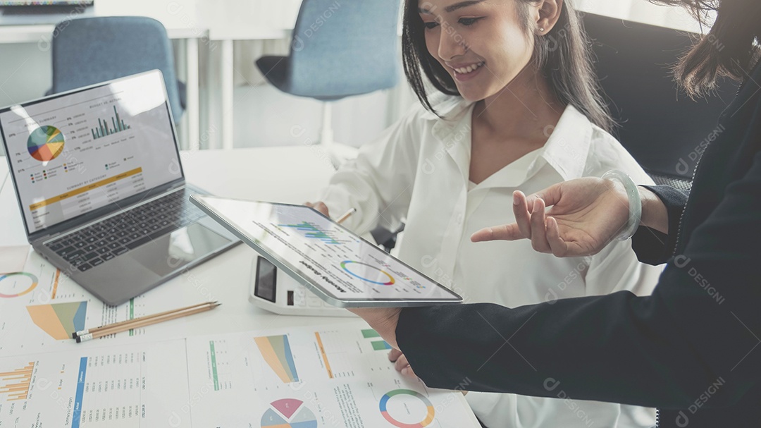 Encontro de consultores de negócios asiáticos para analisar e discutir a situação