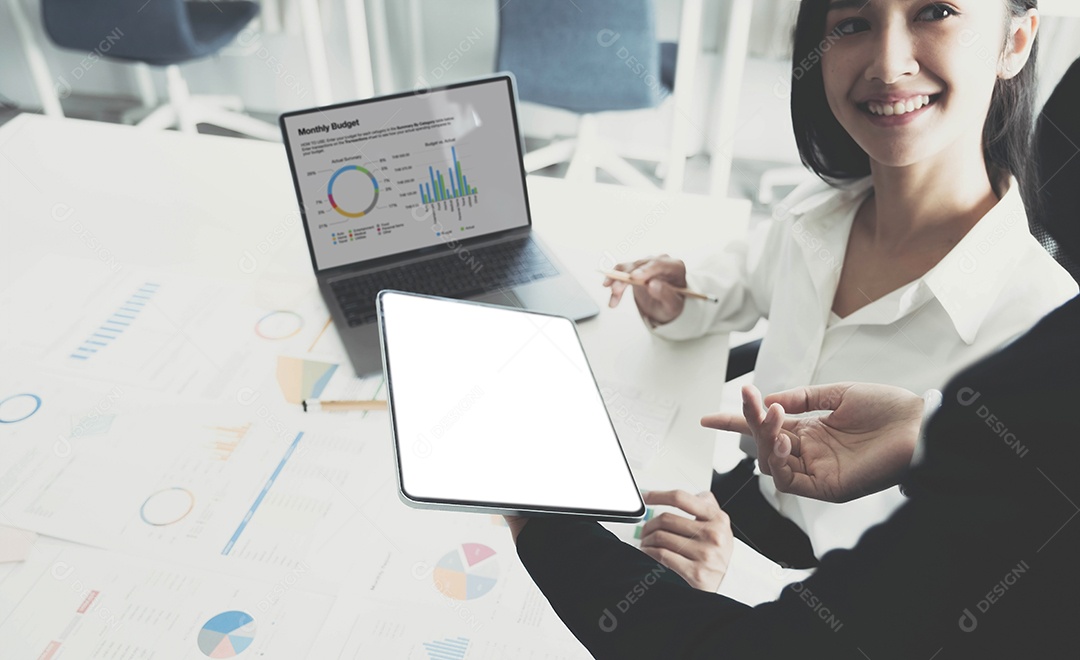 Encontro de consultores de negócios asiáticos para analisar e discutir a situação