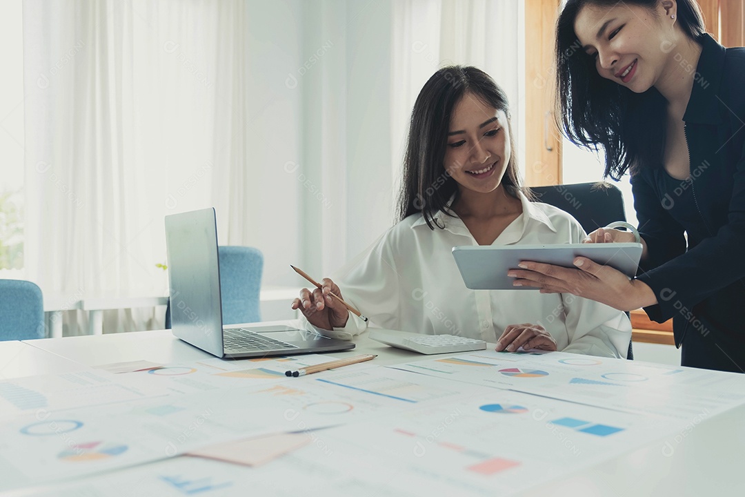 Equipe de colegas de trabalho trabalhando no novo projeto de inicialização no escritório moderno.