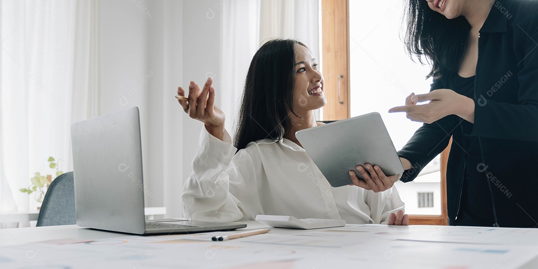 Equipe de colegas de trabalho trabalhando no novo projeto de inicialização no escritório moderno.
