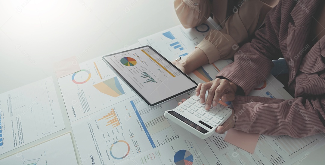 Equipe de negócios e discussão com dados financeiros e gráfico de relatório.