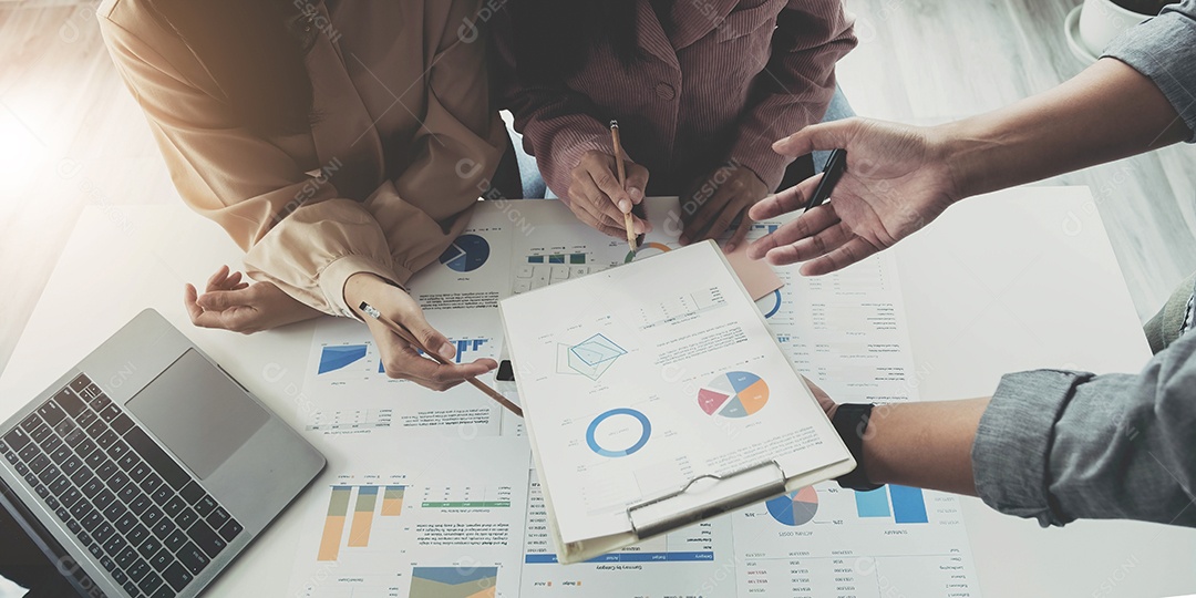 Equipe de empresários trabalhando juntos na sala de reuniões