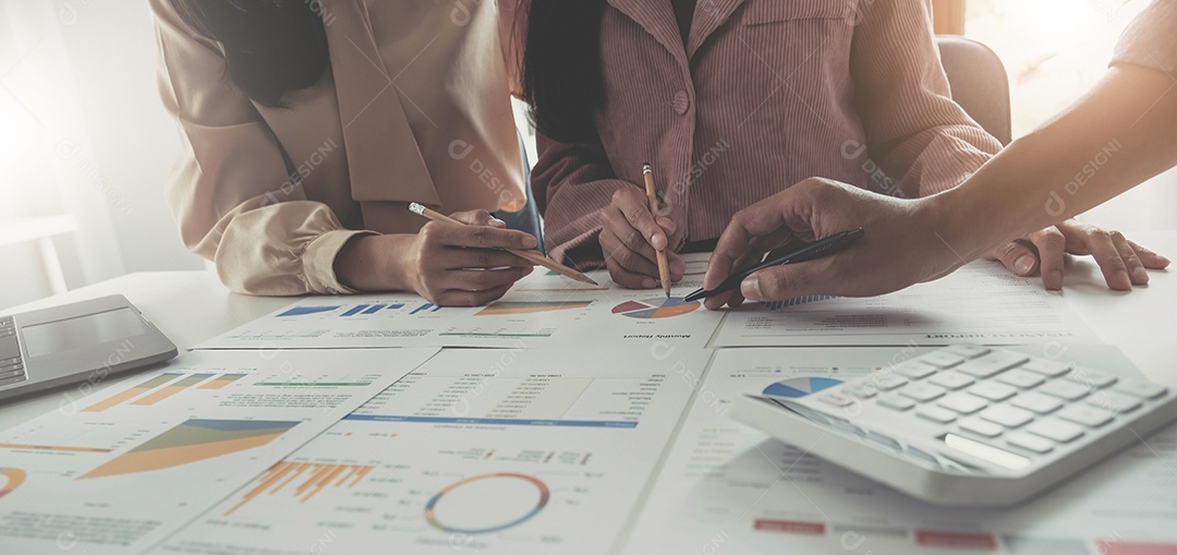 Equipe de empresários trabalhando juntos na sala de reuniões