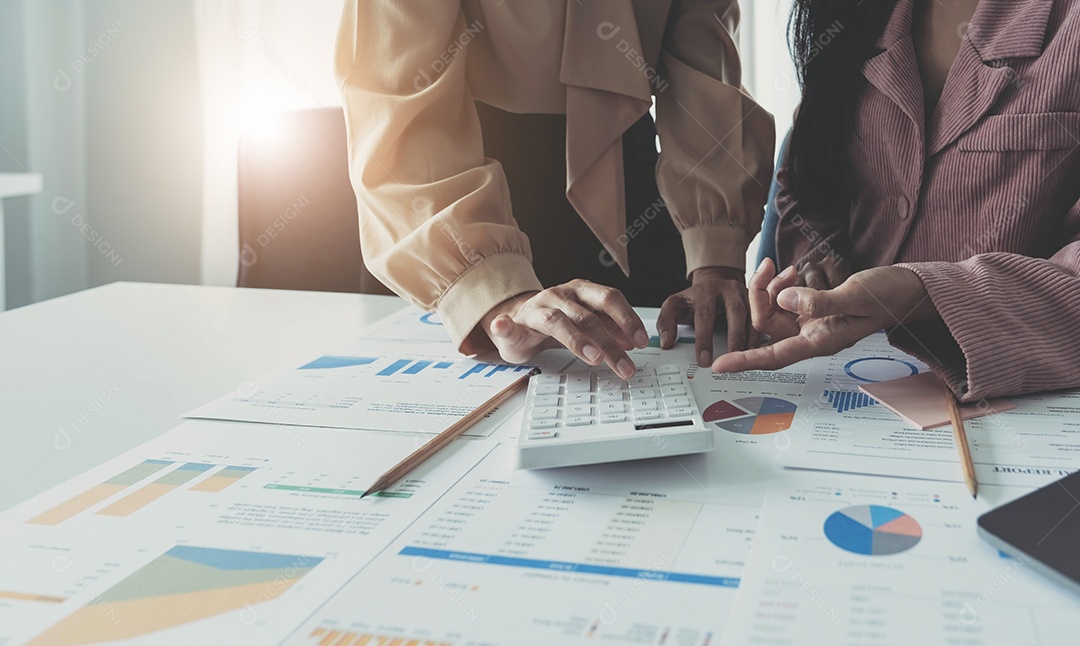 Equipe de analistas de negócios verificando demonstrativo financeiro para sistema de controle