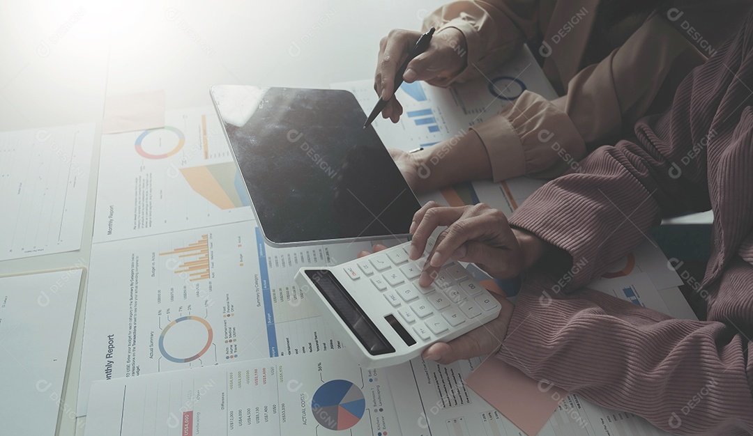 Equipe de empresários trabalhando juntos na sala de reuniões