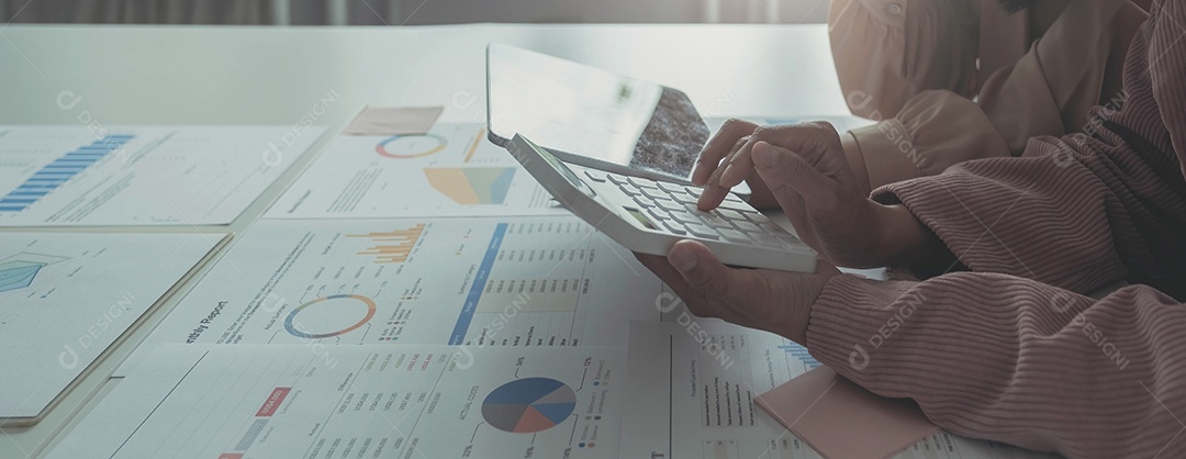 Equipe de empresários trabalhando juntos na sala de reuniões