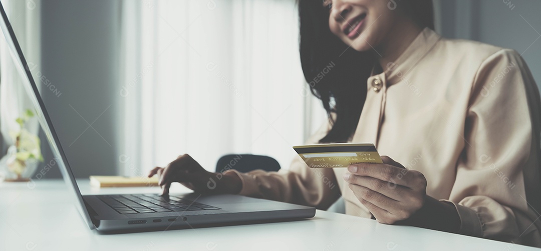 Mulher fazendo compras online com cartão de crédito