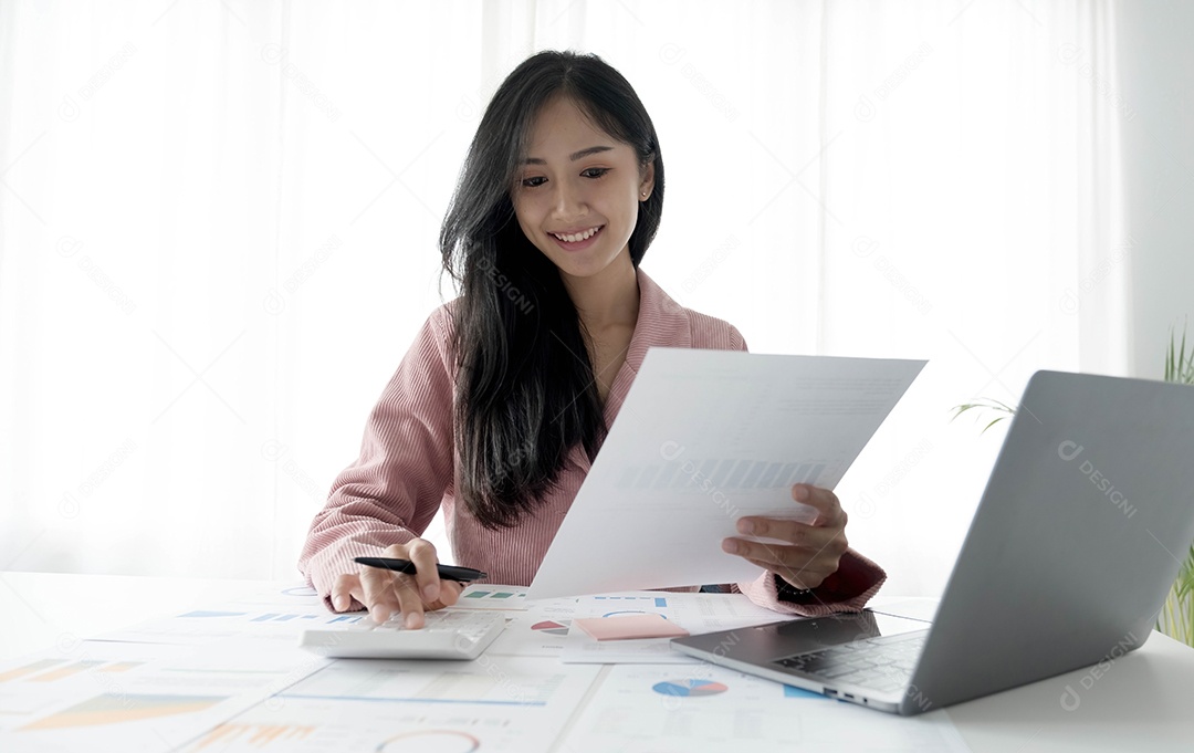 Mulher empresária trabalhando com cálculos na calculadora