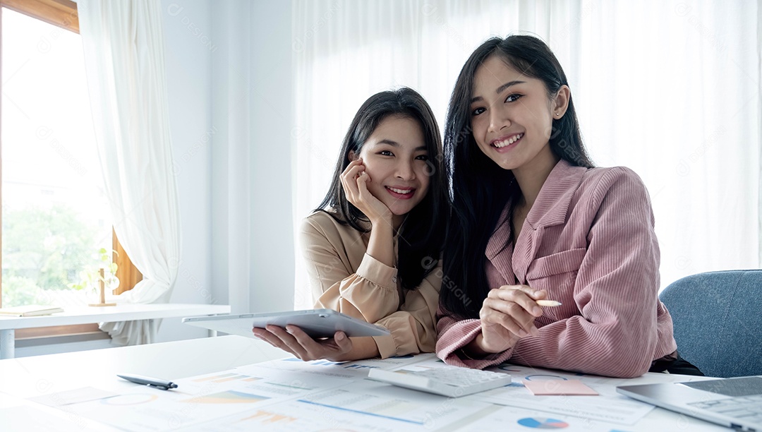Duas empresárias trabalhando no escritório usando computador