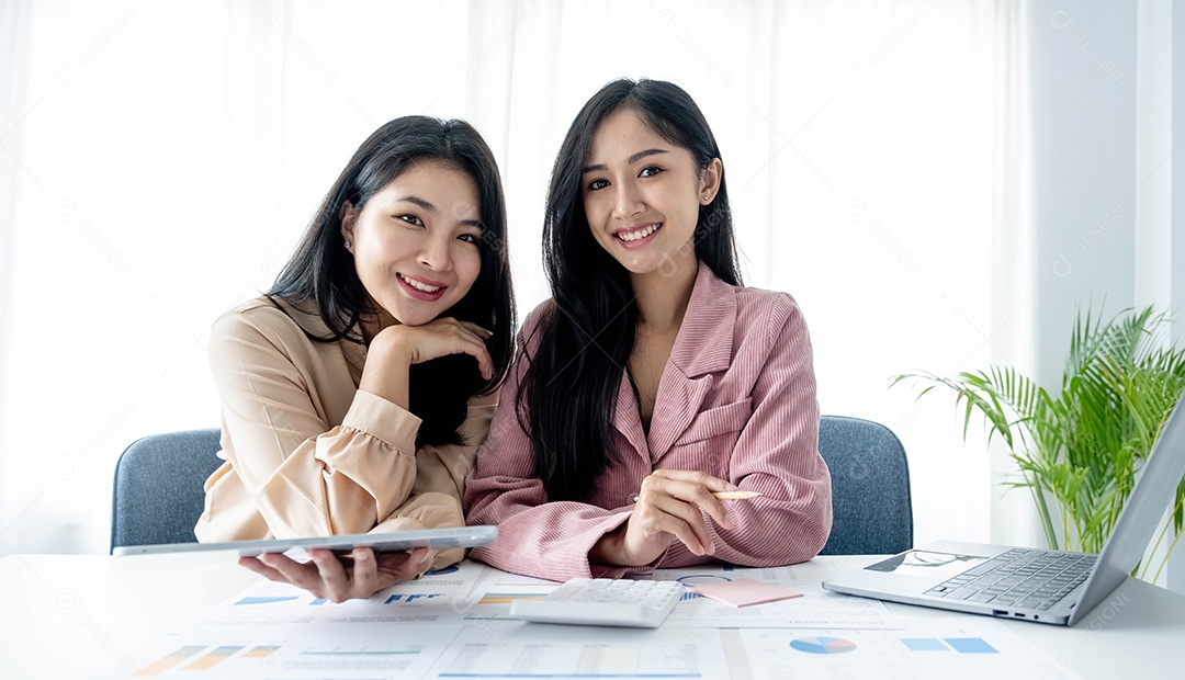 Duas empresárias trabalhando no escritório usando computador