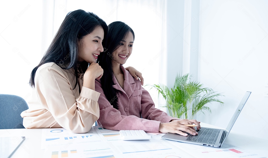 Duas empresárias trabalhando no escritório usando computador