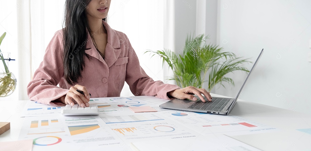 Mulher elegante trabalhando no escritório