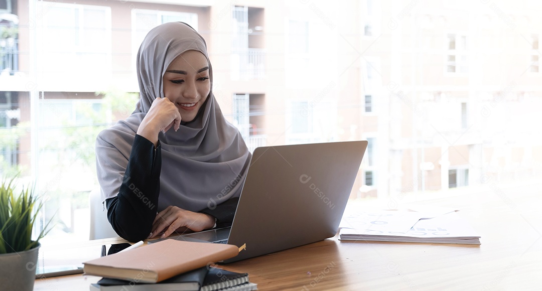 Mulher de negócios muçulmana bonita feliz hijab marrom trabalhando sobre finanças