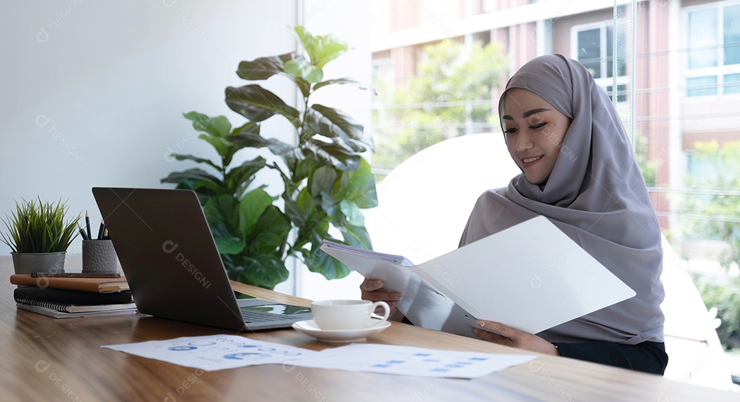 Empresária muçulmana usando hijab trabalha em projeto