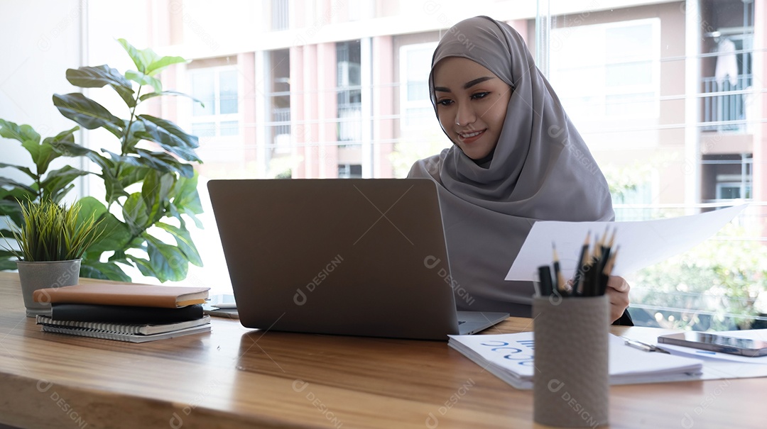 Empresária muçulmana usando hijab trabalha em projeto