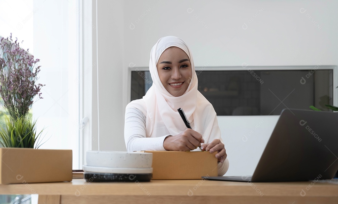 mulher de negócios muçulmana moderna, pequenas empresas, comércio on-line e serviços de remessa.