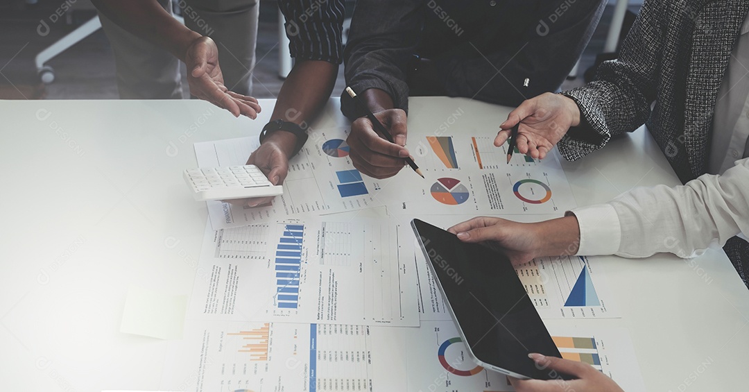 Equipe corporativa de negócios com gráfico e verificação e análise