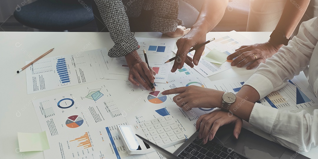 Grupo de empresários reunidos Apontando para o gráfico avaliam os lucros do negócio.