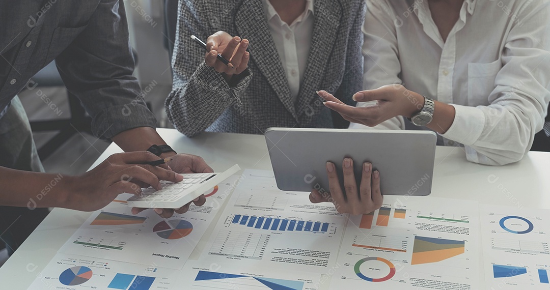 Reunião do consultor de negócios asiáticos para analisar e discutir a situação no relatório financeiro na sala de reuniões.