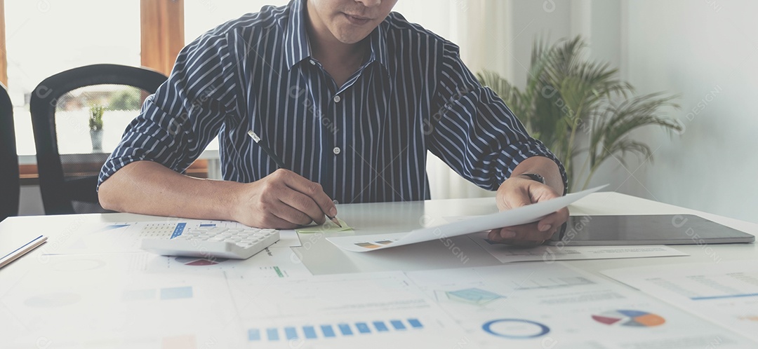 Homem de negócios asiático segurando a reunião de papel de nota com o novo projeto de inicialização