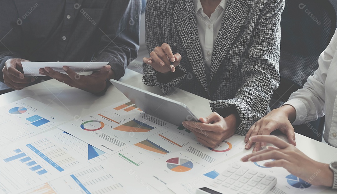 Encontro de consultores de negócios asiáticos para analisar e discutir a situação