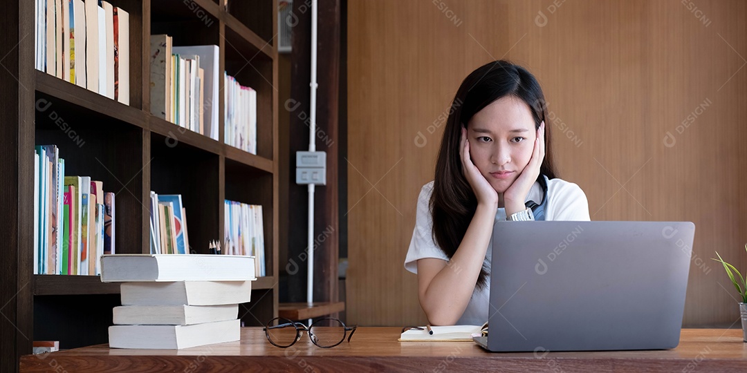 As mulheres asiáticas estão entediadas com seus estudos online