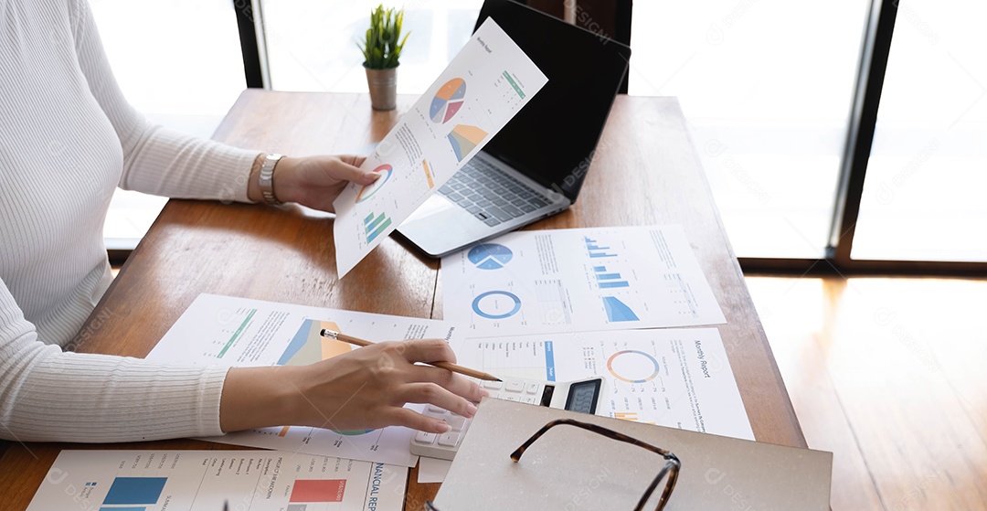 As mulheres de negócios financeiras analisam o gráfico do desempenho da empresa