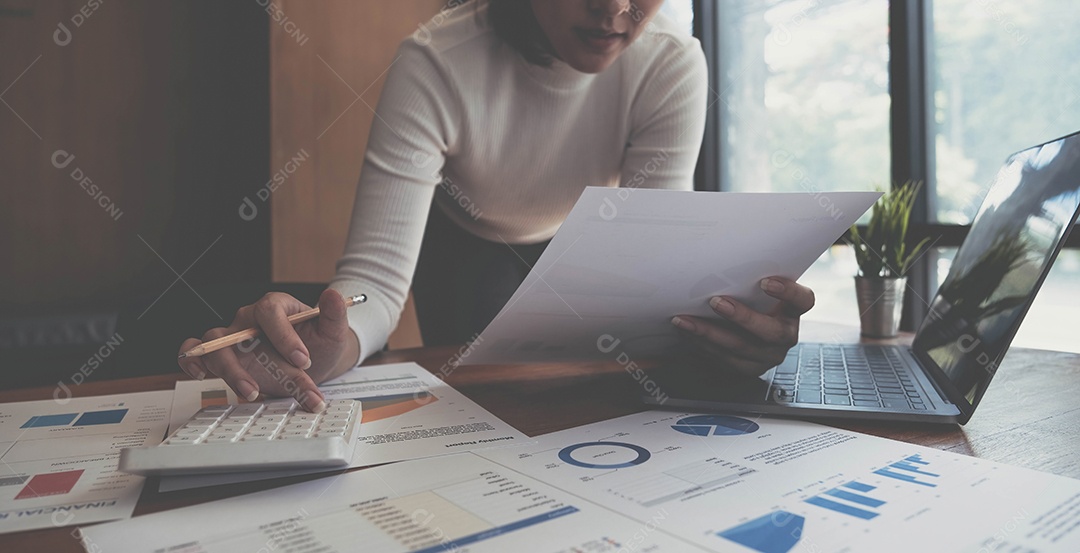 Mulher está usando seus dedos para pressionar o calculadora