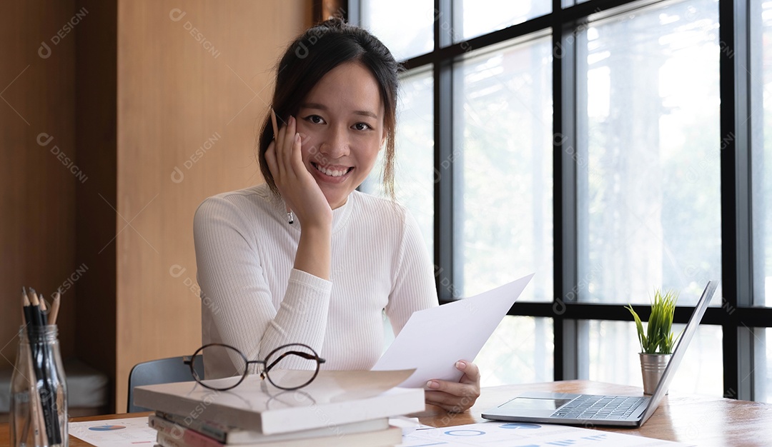 Linda mulher asiática de negócios sorridente com trabalho