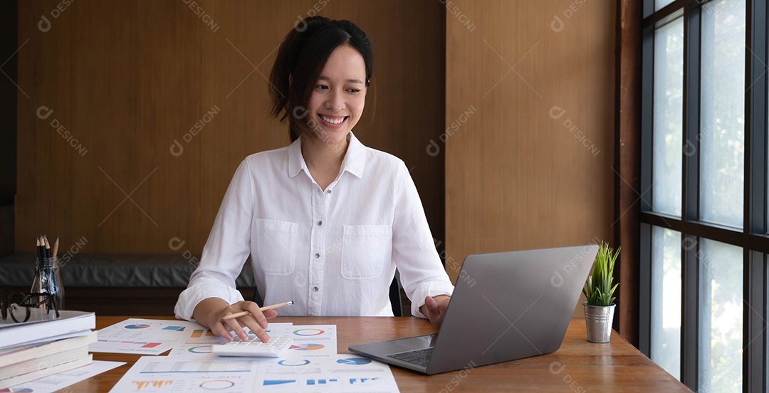 Sorrindo linda jovem mulher asiática trabalhando no computador portátil