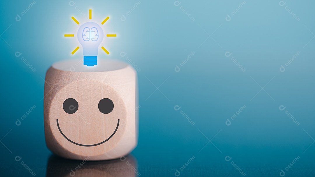 Os blocos de madeira estão sobre a mesa e os ícones representam a ideia criativa