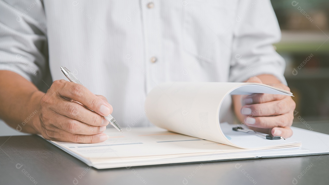 Jovens executivos estão assinando documentos para contratos comerciais.