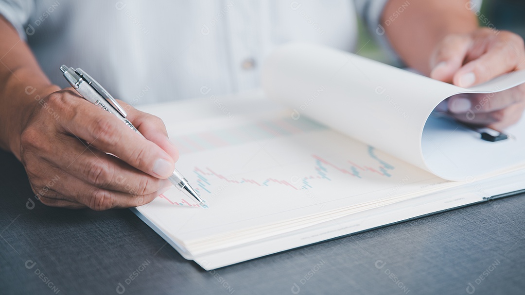 Jovens executivos estão assinando documentos para contratos comerciais.