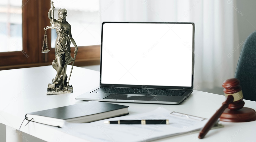 Espaço de trabalho do advogado com tela branca em branco do laptop