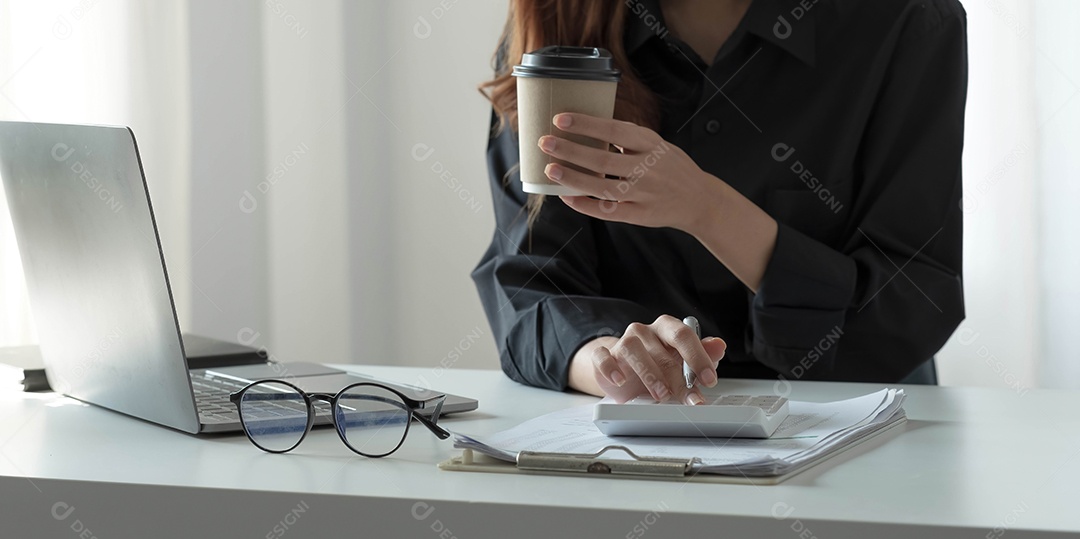 Empresária toma café e usa o conceito de finanças, impostos, contabilidade