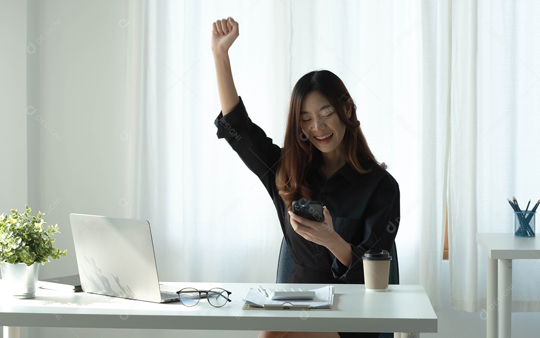 Linda mulher asiática sorridente trabalhando no escritório