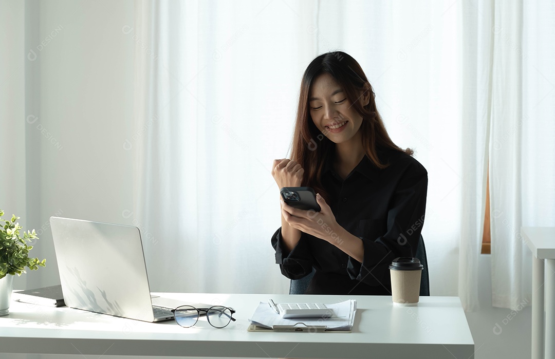 Linda mulher asiática sorridente vendo mensagem no celular