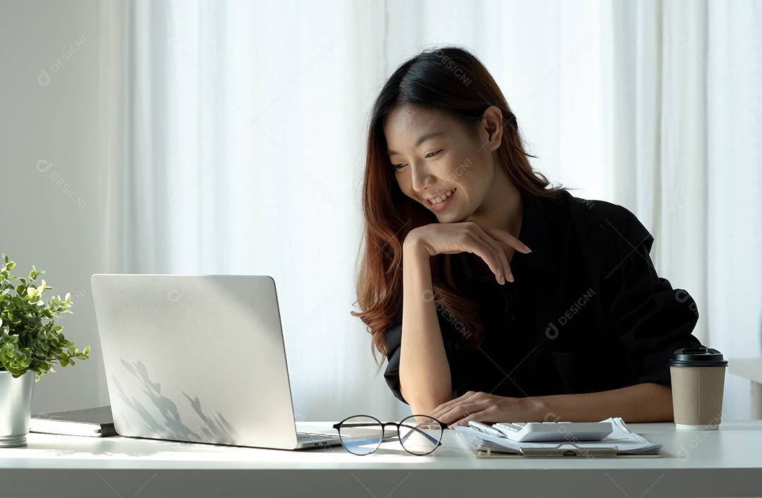 Linda mulher asiática sorridente trabalhando no escritório