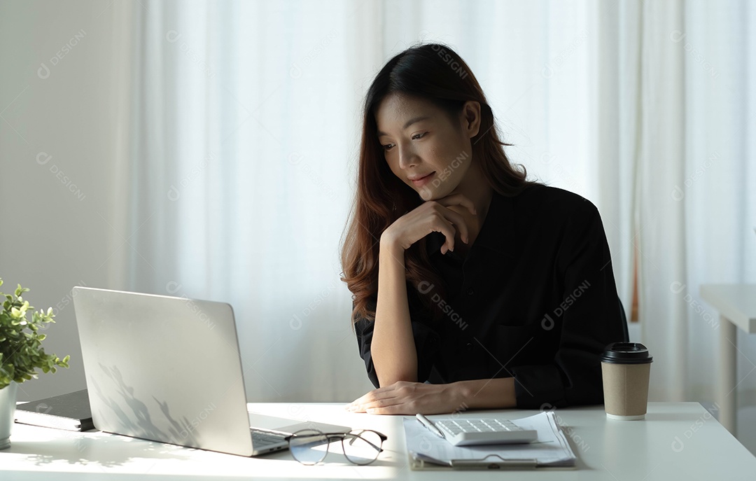 Linda mulher asiática sorridente trabalhando no escritório