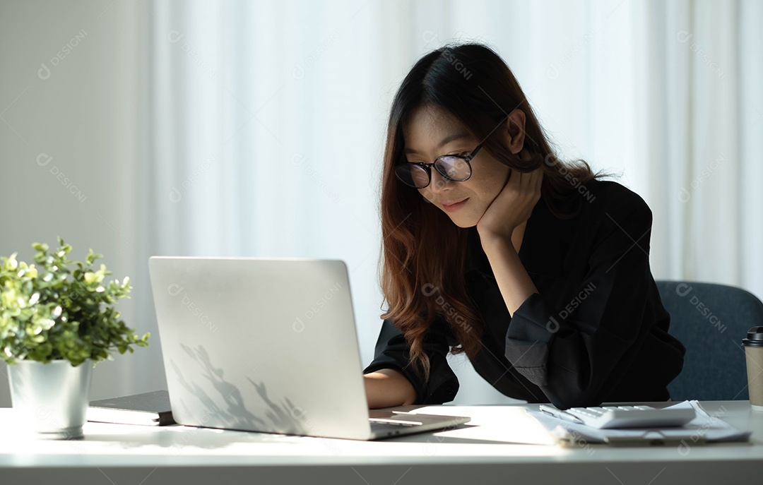 Linda mulher asiática charmosa trabalhando no escritório
