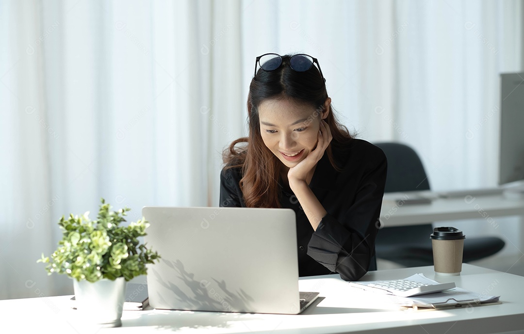 Linda mulher asiática elegante trabalhando no escritório