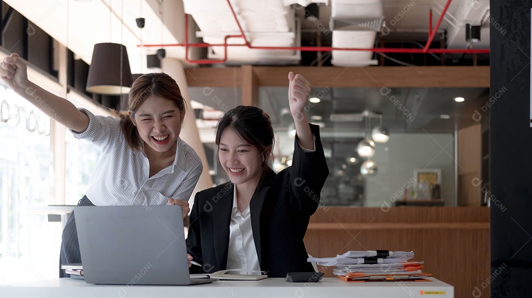 Duas jovens empresárias asiáticas mostram uma expressão alegre de sucesso